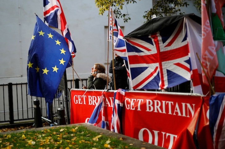 Banderas de la UE y británicas, en el exterior del Parlamento de Westminster. (Tolga AKMEN / AFP)