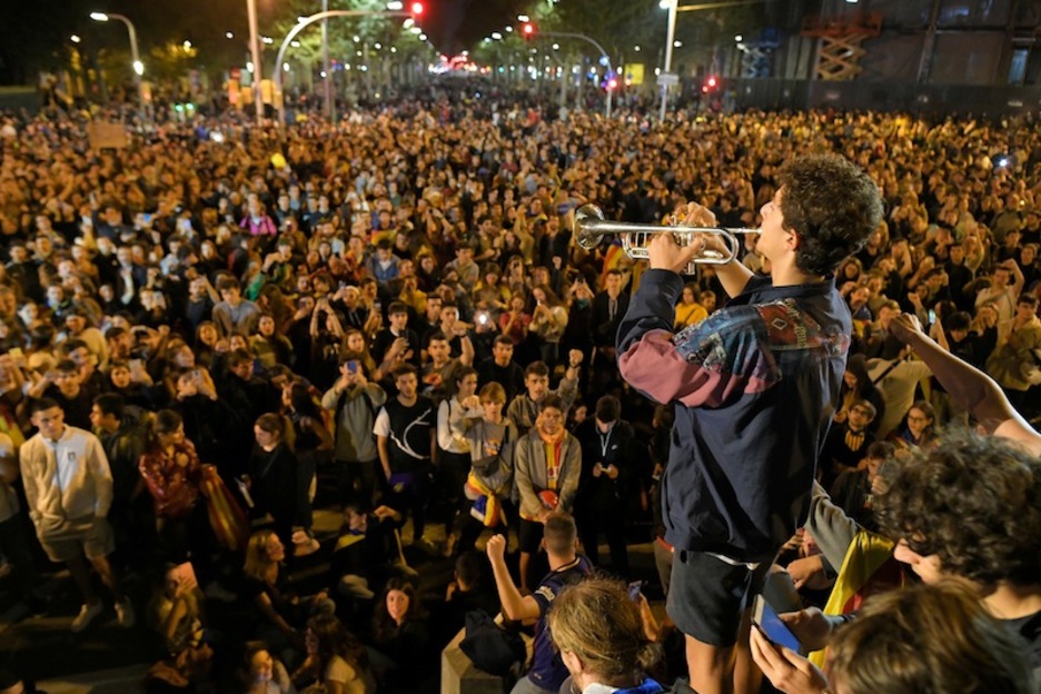 Un músico interpreta ‘Els segadors’ en la gran movilización de Barcelona. (Lluís GENE | AFP)