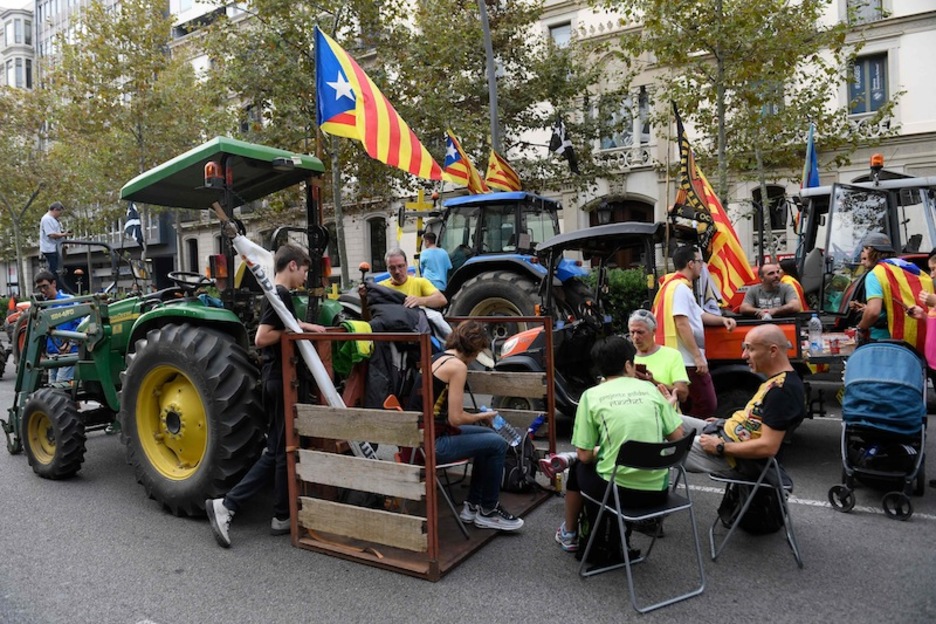 Los agricultores con sus tractores nunca faltan en la movilización independentista. (Lluís GENE | AFP) Los agricultores con sus tractores nunca faltan en la movilización independentista. (Lluís GENE | AFP)
