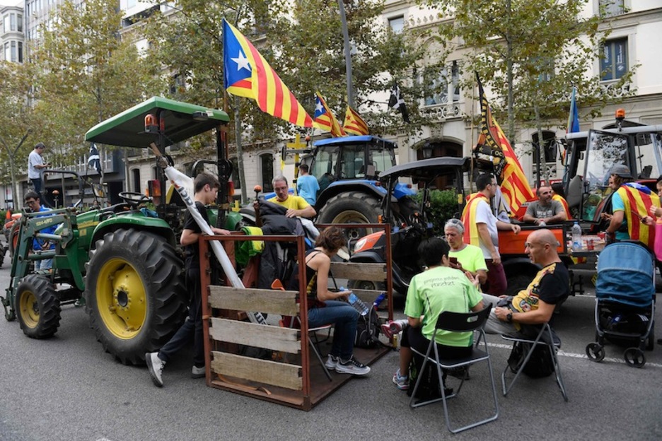 Los agricultores con sus tractores nunca faltan en la movilización independentista. (Lluís GENE | AFP)