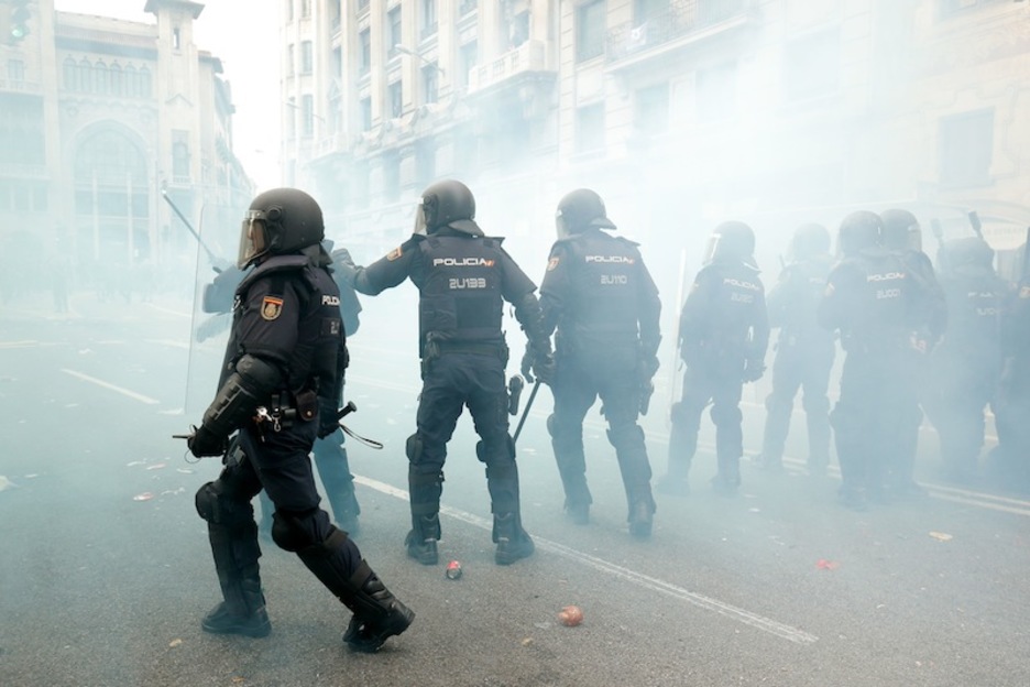 Policías españoles, entre el humo en enfrentamientos en Via Laietana. (Pau BARRENA | AFP) Policías españoles, entre el humo en enfrentamientos en Via Laietana. (Pau BARRENA | AFP)