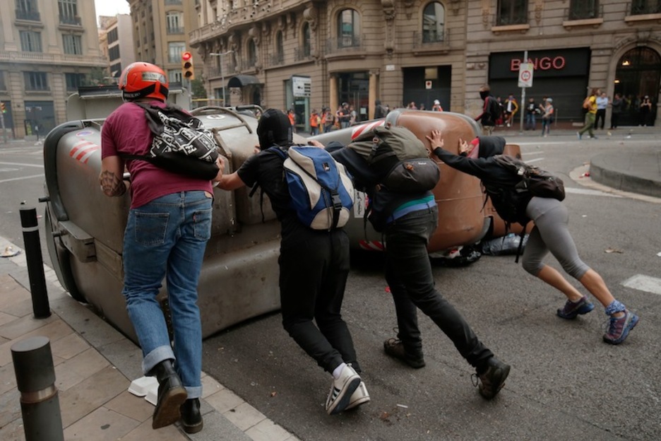 Cruzando contenedores ante la comisaría española. (Pau BARRENA | AFP)