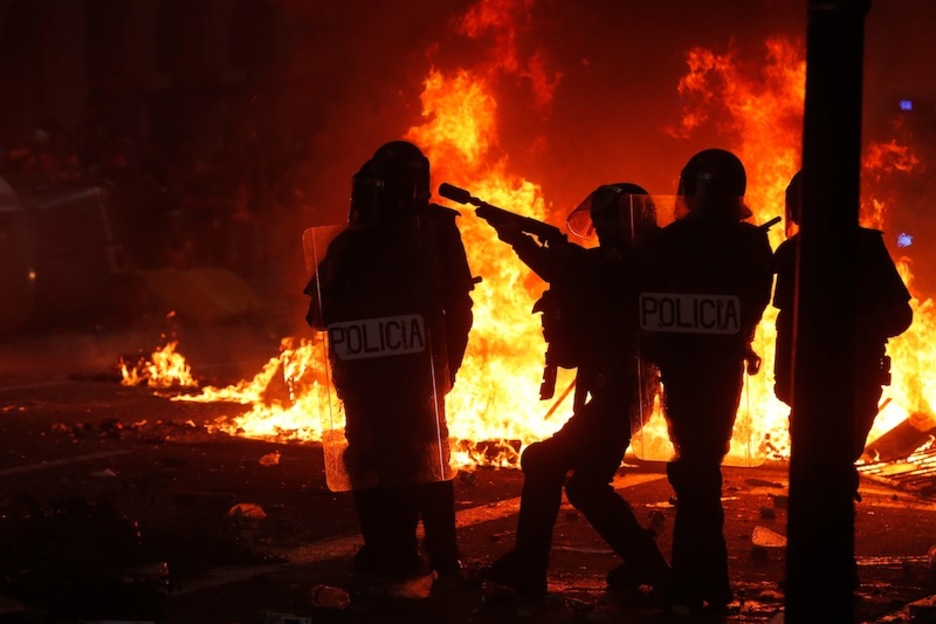La Via Laietana, entre fuego y disparos. (Pau BARRENA | AFP)