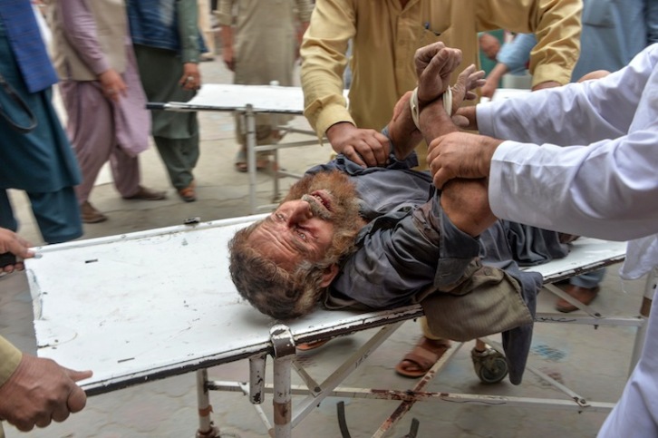 Equipos médicos atienden a un hombre herido en el atentado. (Noorullah SHIRZADA / AFP)