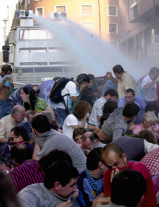 Miles de litros de agua fueron arrojados contra los manifestantes aquella tarde. (Jon HERNAEZ | ARGAZKI PRESS)