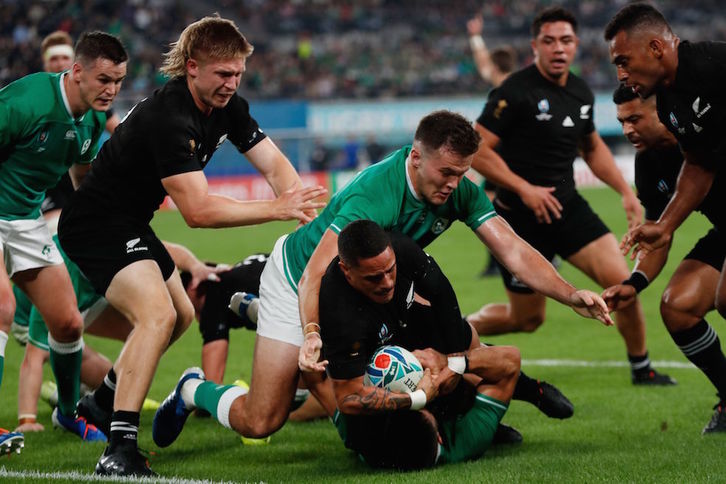 Aaron Smith ha abierto la cuenta de ensayos neozelandeses. (Odd ANDERSEN / AFP) 