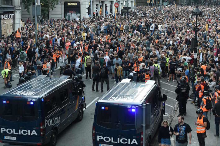Manifestantes en Via Laietana durante las protestas postsentencia de 2019. (Josep LAGO/AFP)