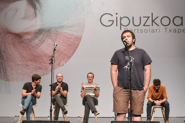 Eñaut Martikorena kantuan eta kideak atzean, gustura entzuten. (Idoia ZABALETA/FOKU)