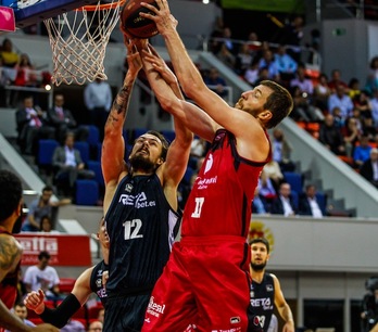 La pelea bajo los aros de Balvin ha sido de lo poco salvable de Bilbao Basket. (E. CASAS / ACB PHOTO)