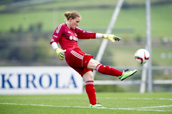 Quiñones ha evitado la derrota de su equipo deteniendo un penalti en la recta final. (Juan Carlos RUIZ/FOKU)