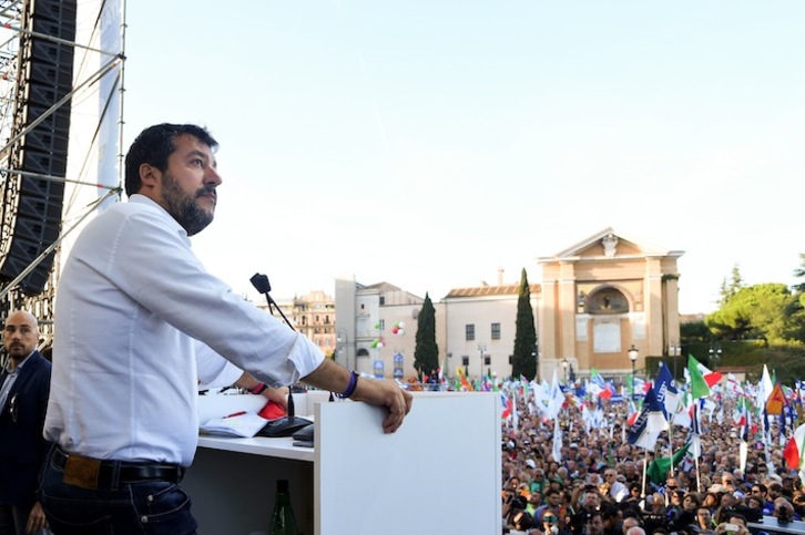 El líder de la Lega, Matteo Salvini, se dirige a los manifestantes. (Tiziana FABI / AFP)
