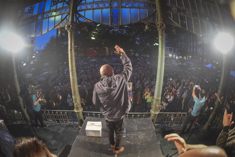 Lluís Llach se dirige a los concentrados en el Boulevard. (Jon URBE / FOKU)