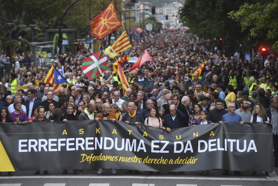 La cabecera de la marcha, en el Boluevard. (Jon URBE / FOKU)