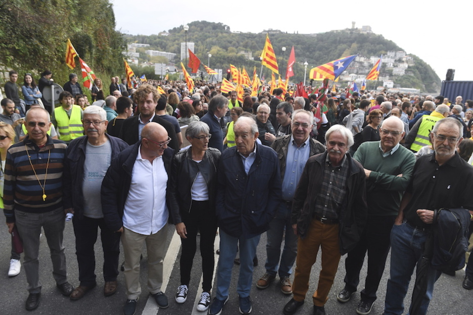 Rostros conocidos de diferentes ámbitos, unidos junto al túnel del Antiguo. (Jon URBE / FOKU)