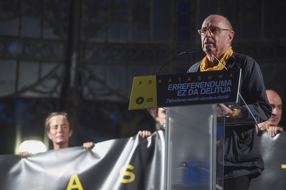 Lluís Llach en el kiosko del Boulevard, tras él se ve a Bel Pozueta. (Jon URBE / FOKU)