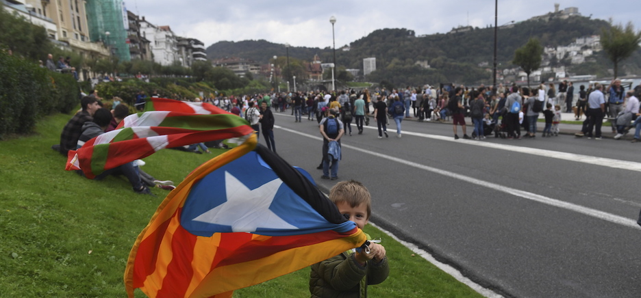 Esperando la llegada de la manifestación. Lluís Llach se dirige a los concentrados en el Boulevard. (Jon URBE / FOKU)