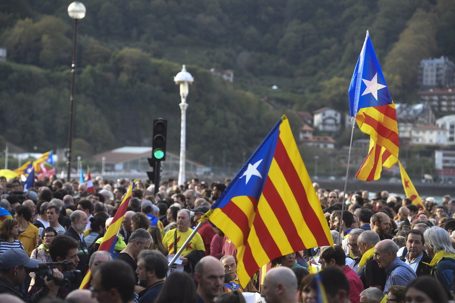 Banderas independentistas catalanas en Ondarreta. (Jon URBE / FOKU)