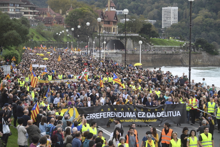 La manifestación avanza por el paseo de La Concha. (Jon URBE / FOKU)