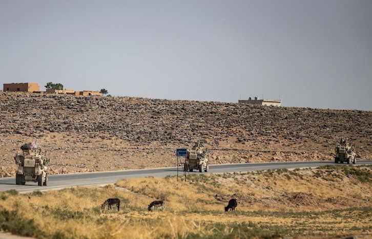 Camiones militares estadounidenses, en una carretera de Tal Tamr, tras su salida de la base. (Delil SOULEIMAN / AFP) 