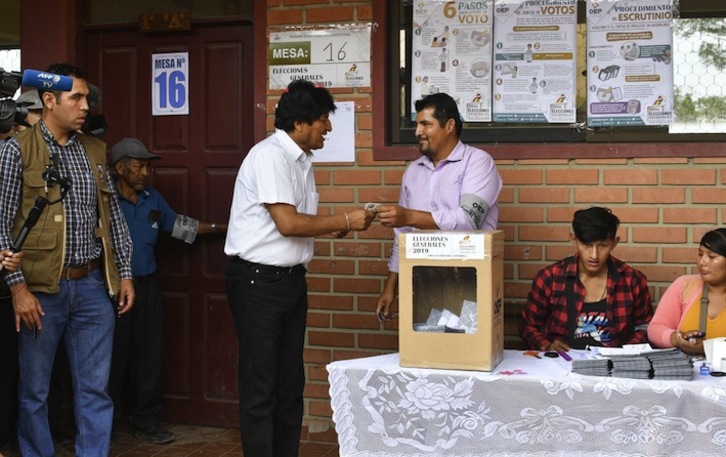 Evo Morales se dispone a depositar su voto en Villa 14 de Septiembre, en Chapare, en el departamento de Cochabamba. (Aizar RALDES/AFP)