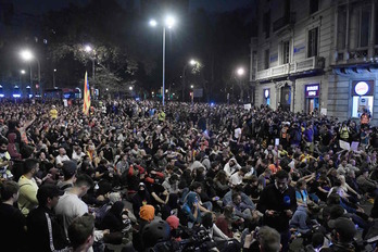 Sentada colectiva ayer en el centro de Barcelona. (Josep LAGO I AFP)