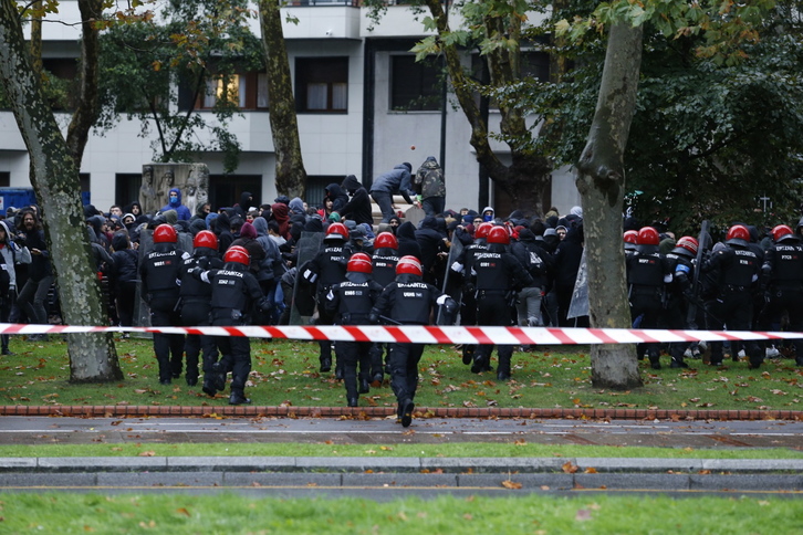 Momento en que la Brigada Móvil carga contra los antifascistas. (Aritz LOIOLA | FOKU)
