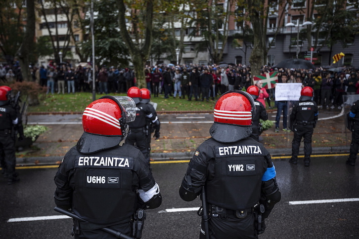 Ertzainas ante la concentración antifascista. (Aritz LOIOLA/FOKU)