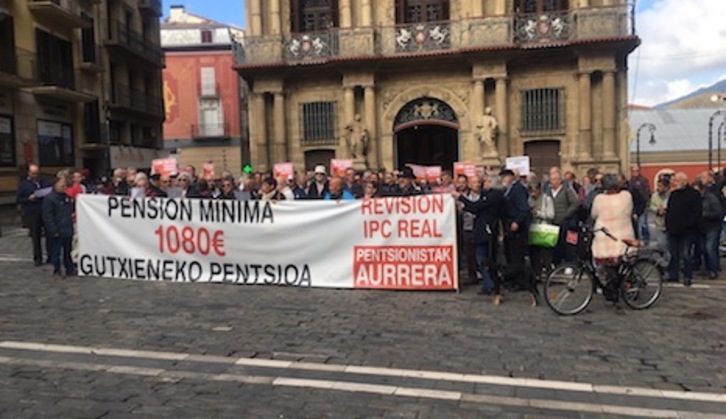 Concentración en Iruñea por una pensión mínima de 1.080 euros.