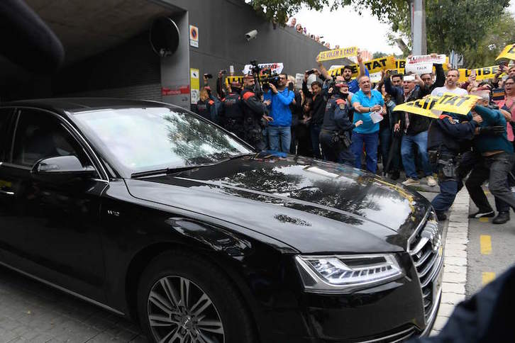 El vehículo que traslada a Pedro Sánchez sale del hospital entre protestas por la sentencia del procés. (Lluís GENÉ/AFP)