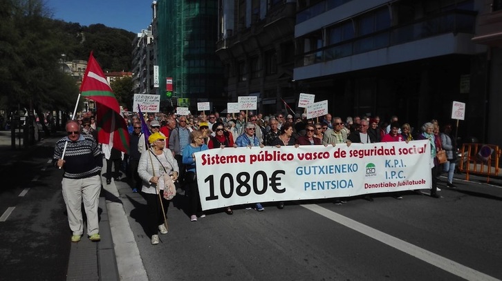 Pensionistas de Donostia marchando por unas pensiones «dignas». (PLATAFORMA DE PENSIONISTAS)