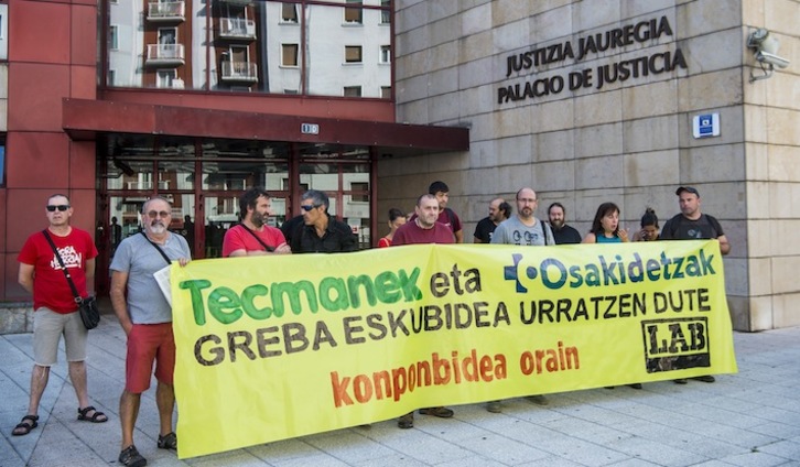 LAB sindikatuak Eibarko epaitegian salaketa jarri zuen eguneko irudia. (Luis JAUREGIALTZO/FOKU)