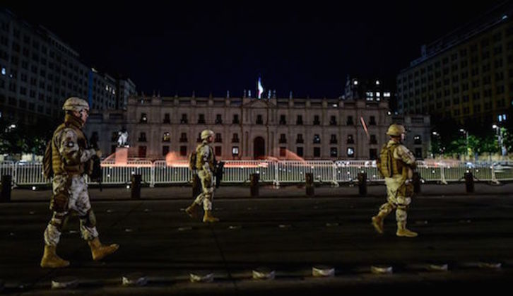 Militares chilenos junto al Palacio de la Moneda. (Martin BERNETTI/AFP) 