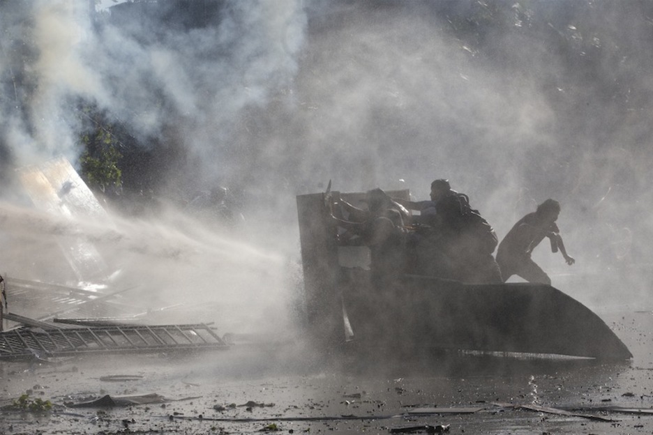 Esta foto da fe de la virulencia de los enfrentamientos. (Claudio REYES | AFP)