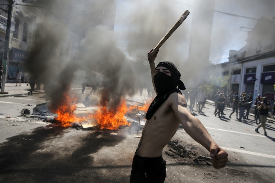 Un manifestante expresa su rabia en Valparaíso. (Javier TORRES | AFP)