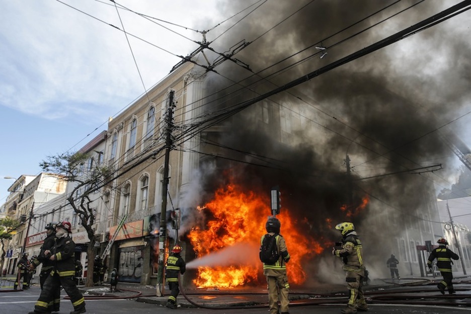 Un edificio quemado en Valparaíso. (Javier TORRES | AFP)