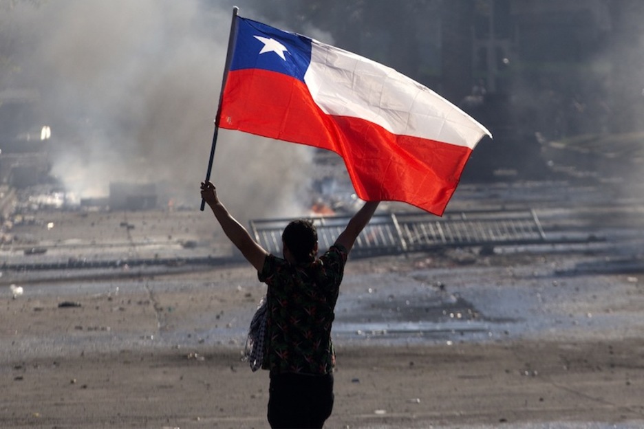 La bandera chilena acompaña a las protestas. (Claudio REYES | AFP)