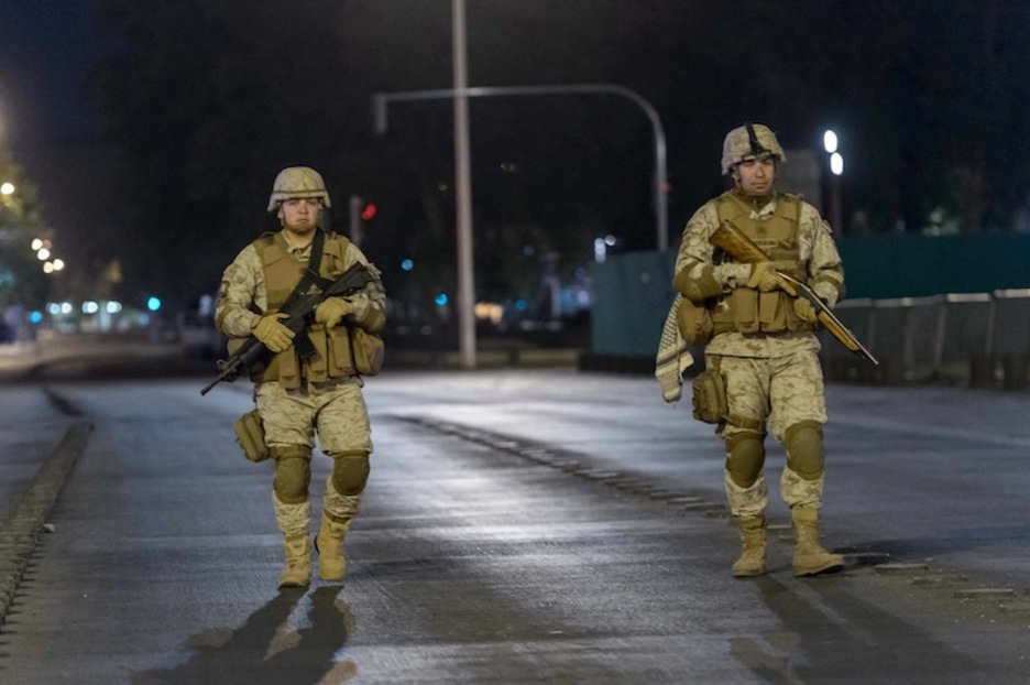 Soldados custodian el Palacio de La Moneda. (Martin VERNETTI | AFP)
