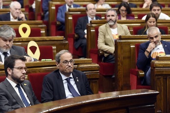 Aragonès (ERC) y Torra (JxCat), ante Cs en el pleno de la pasada semana. (Josep LAGO | AFP) 