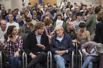 Ramírez y Garaikoetxea, con militantes críticos el pasado sábado. (Jagoba MANTEROLA | FOKU)