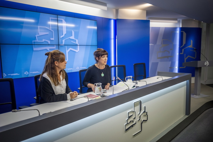 Nerea Kortajarena y Oihana Etxebarrieta, parlamentarias de EH Bildu. (Jaizki FONTANEDA/FOKU)