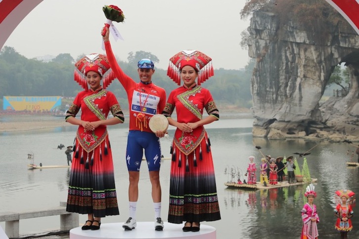 Enric Mas celebra su triunfo en Guangxi (STR / AFP)