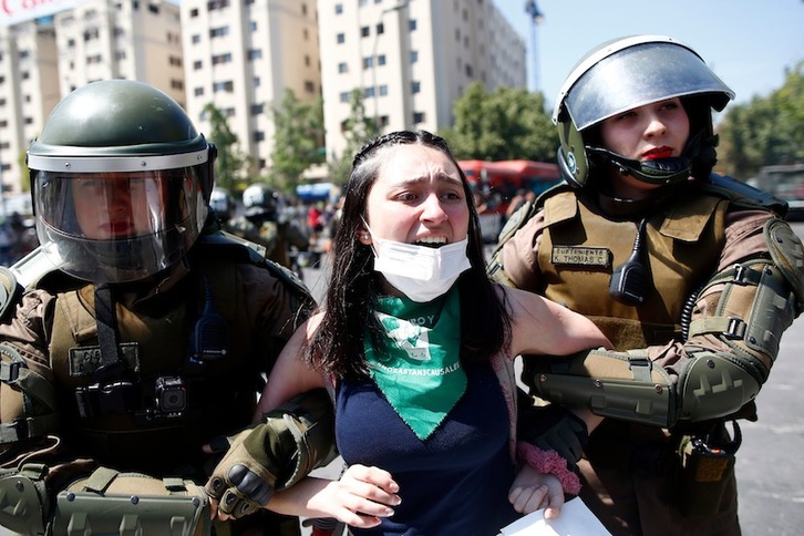 Una de las detenidas (van más de 900), en Santiago. (Pablo VERA | AFP)
