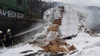 Bomberos arrojan espuma sobre la carga incendiada. (@SuhiltzaileGIP)