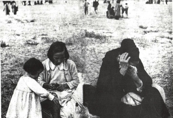 Nicolasa Ugartemendia eta bere bi iloba, errefuxiatu gipuzkoarrak, Hendaiako hondartzan (PHOTOMUSEUM)