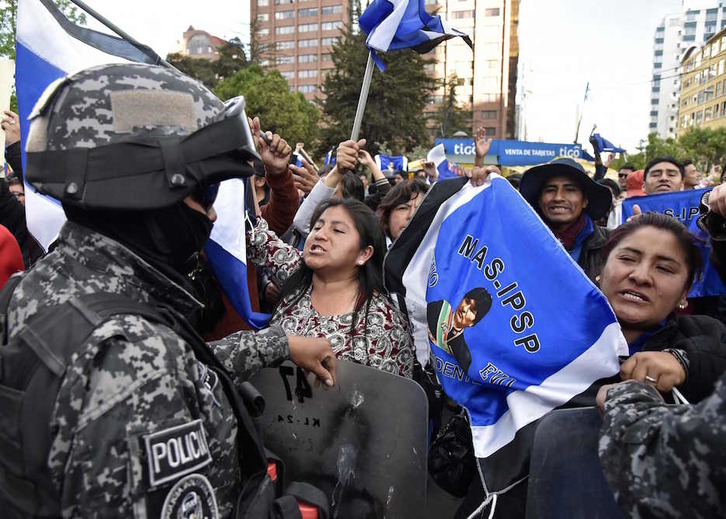 Seguidores de Evo Morales se manifiestan en La Paz. (AIZAR RALDES / AFP)