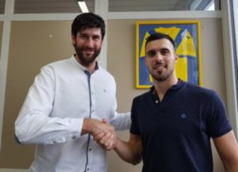 El presidente Gurutz Aginagalde se da la mano con Jon Azkue (BIDASOA)