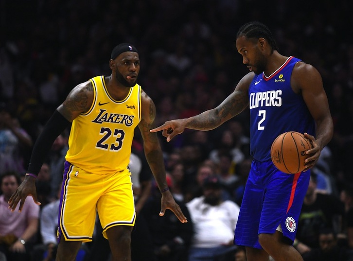 Kawhi Leonard ha conseguido liderar la victoria de los Clippers sobre los Lakers sin Paul George y dominando a LeBron James. (Harry HOW / AFP PHOTO)
