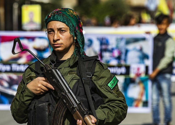  Una miliciana kurda en un puesto de vigilancia en Qamishli. (Delil SOULEIMAN- AFP)