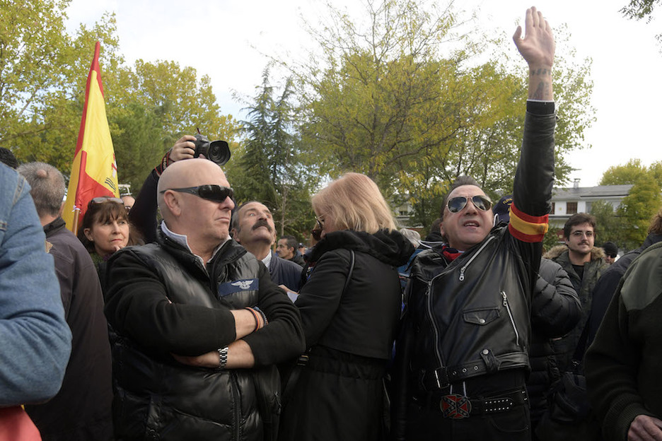 Saludo fascista a las puertas del cementerio de Mingorrubio. (CURTO DE LA TORRE / AFP)