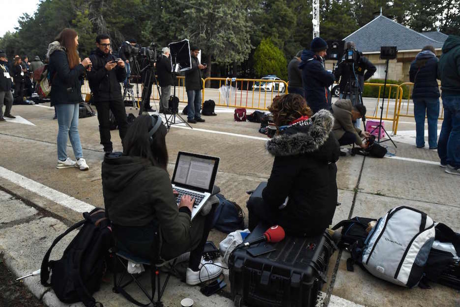 El operativo ha despertado un gran interés mediático. (Oscar DEL POZO / AFP)